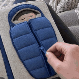 Opening and closing a felt quiet book zipper